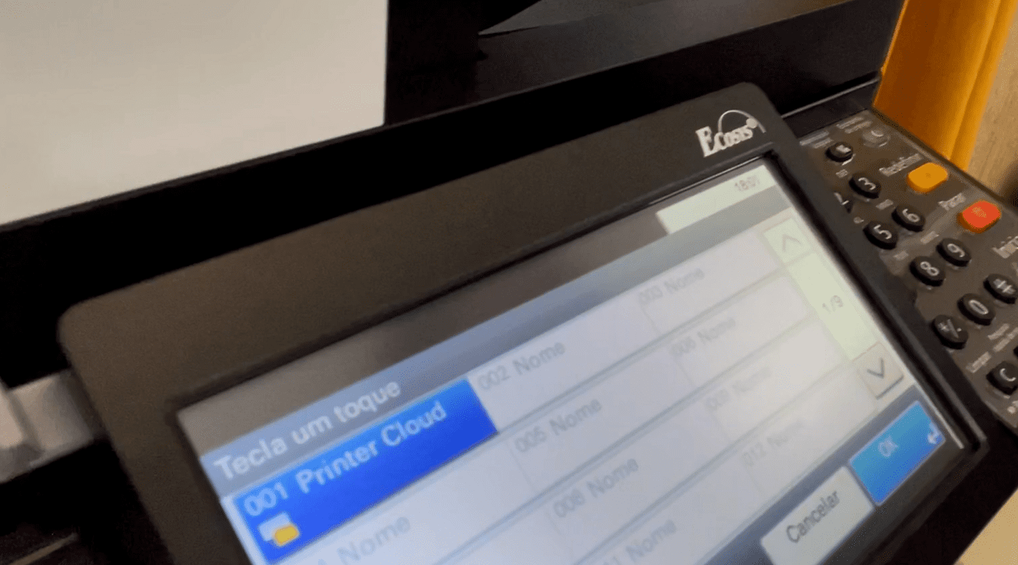 Um display de uma impressora mostrando a seleção de uma pasta com nome Printer Cloud